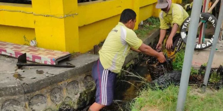 Pembersihan drainase oleh Dinas PUPR Banjarmasin. (foto : shn/seputaran)