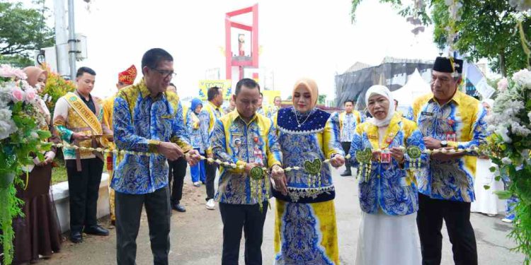 Bupati Tapin H Yamani bersama Dirut Bank Kalsel saat pembukaan Festival Kuliner HUT ke-60 Kabupaten Tapin. (foto : istimewa)