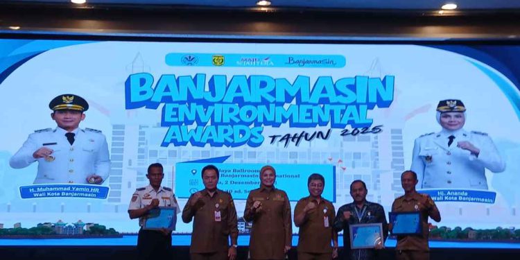 Penyerahan Penghargaan Banjarmasin Enviromental Award 2025. (foto : shn/seputaran)