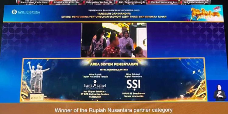 Pengumuman penghargaan Mitra Rupiah Tepian Nusantara Terbaik yang didapat Bank Kalsel pada pertemuan BI 2025. (foto : istimewa)