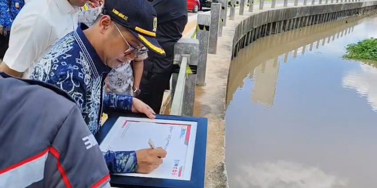 Komisi III DPRD Banjarmasin saat meninjau proyek revitalisasi sungai Veteran. (foto : sna/seputaran)