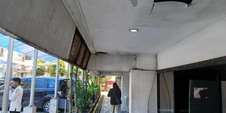 Plafon belubang di salah satu gedung perkantoran Pemko Banjarmasin yang akan diperbaiki. (foto : shn/seputaran)