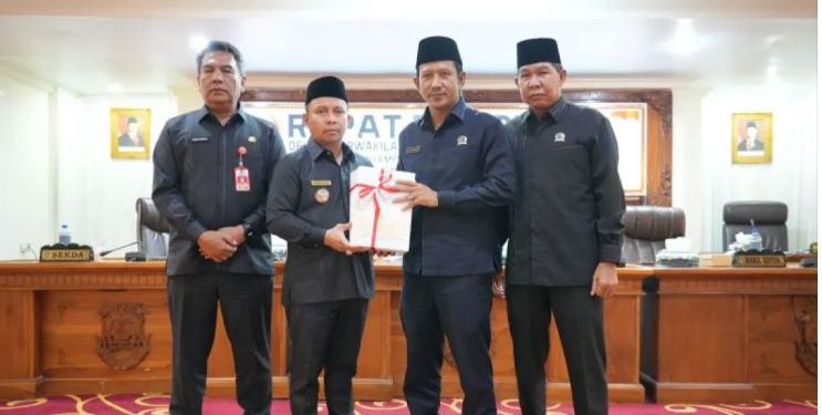 Bupati Tapin H Yamani saat menyerahkan dokumen Rancangan APBD 2026 kepada unsur pimpinan DPRD Tapin. (foto : istimewa)
