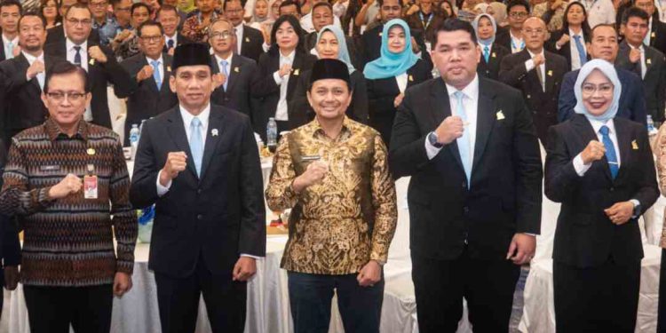 Wakil Menteri Dalam Negeri Akhmad Wiyagus dan Wagub Kalsel H Hasnuryadi Sulaiman foto bersama peserta Rakor  Bappeda se-Indonesia. (foto " Adpim Kalsel)