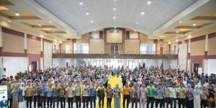 Foto bersama di sela kegiatan Rakor Evaluasi Program Bupati dan Wakil Bupati Tapin. (foto : istimewa)