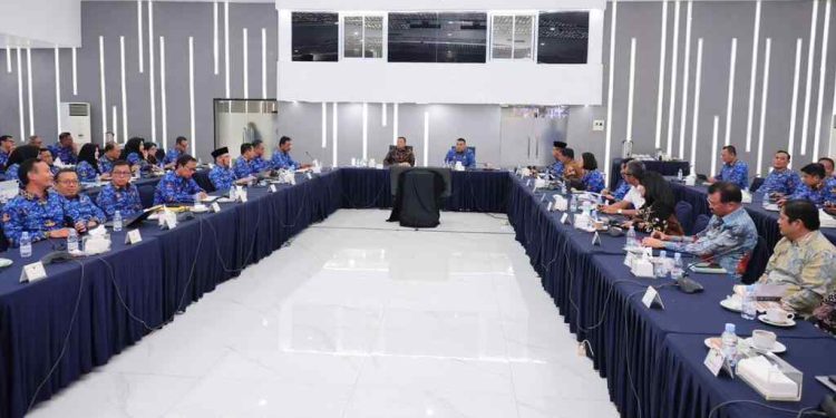 Menteri ATR/Kepala BPN Nusron Wahid ketika memimpin rapat. (foto : Biro Humas ATR/BPN)