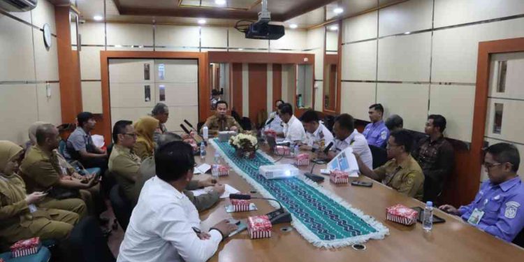 Sekdako Banjarmasin Ikhsan Budiman saat memimpin Rakor. (foto : shn/seputaran)