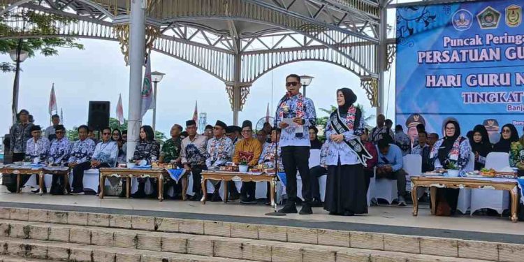 Walikota Banjarmasin HM Yamin didampinghi istri Hj Neli Listriani (Ketua TP PKK Banjarmasin) memberikan sambutan pada peringatan HGN dan PGRI. (foto : shn/seputaran)