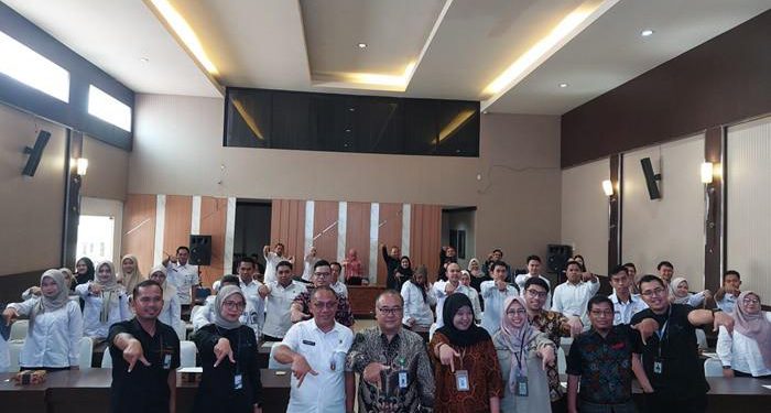 Foto bersama di sela kegiatan sosialisasi. (foto : istimewa)