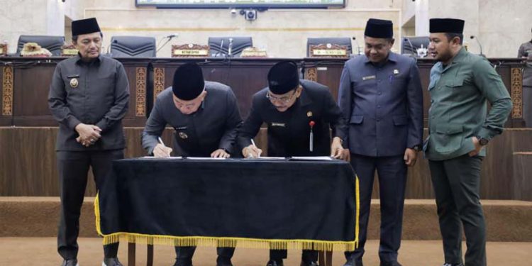 Ketua DPRD Kalsel H Supian HK bersama Gubernur Kalsel H Muhidin saat tandatangan pengesahan Perda Penyertaan Modal untuk Bank Kalsel. (foto : istimewa)