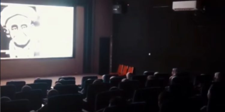 Pelajar SDN 4 Gambut saat Nonbar film Syekh Muhammad Arsyad Al-Banjari di mini teater Perpustakaan Palnam. (foto : istimewa) 