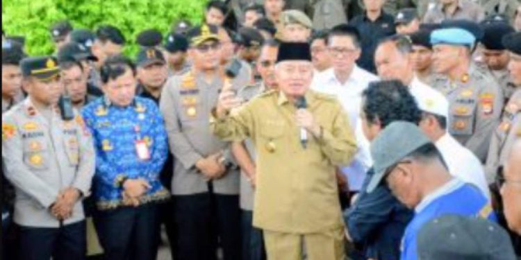 Gubernur Kalsel H Muhidin saat menerima aksi damai. (foto : istimewa)