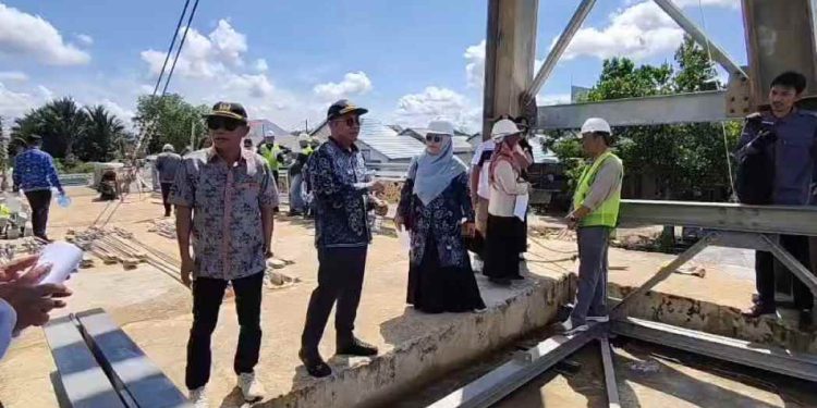 Komisi III DPRD Banjarmasin saat meninjau Jembatan Cusa. (foto : sna/seputaran)