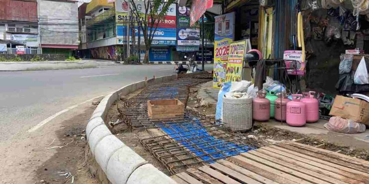 Pengerjaan tratoar dan drainase yang tengah dikebut. (foto : shn/seputaran)
