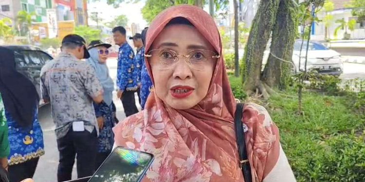 Sekretaris Komisi III DPRD Kota Banjarmasin, Hj Sarifah Saqinah saat diwawancarai. (foto : sna/seputaran)