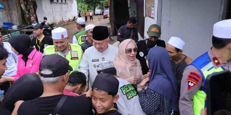 Gubernur Kalsel H Muhidin dan istri saat di rest area Posko PRSPDNF. (foto : Adpim Kalsel)