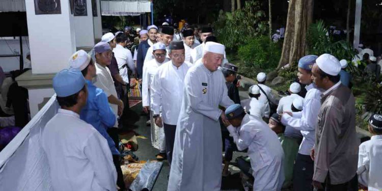 Gubernur Kalsel H Muhidin saat menyalami jemaah momen 5 Rajab. (foto : Adpim Kalsel)