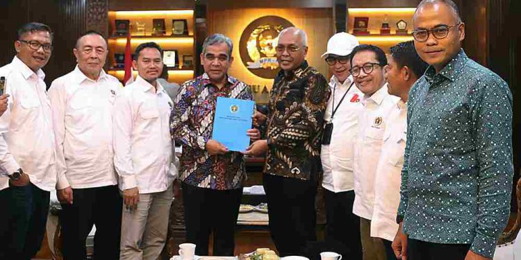 Pengurus Persatuan Wartawan Indonesia (PWI) Pusat melakukan pertemuan dengan Ketua MPR RI, Ahmad Muzani, di Gedung DPR/MPR. (foto : istimewa)