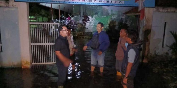 Kepala Disdik Banjarmasin Ryan Utama saat memantau sekolah yang terdampak banjir rob. (foto : shn/seputaran)