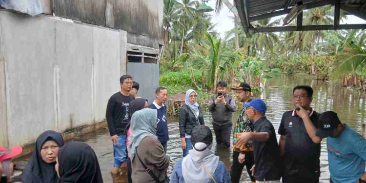 Anggota DPRD dapil Banjarmasin Utara saat memantau banjir di kawasan Komplek PWI Sungai Andai. (foto : shn/seputaran)