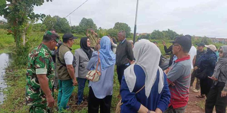 Kunjungan lapangan DPRD Banjarmasin ke wilayah terdampak banjir. (foto : smr)