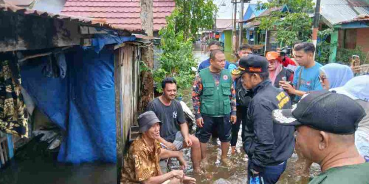 Walikota Banjarmasin HM Yamin saat meninjau daerah terdampak Banjir di kawasan Sungai Lulut. (foto : shn/seputaran)