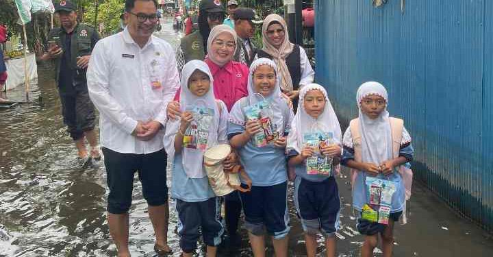 Ketua Komisi IV DPRD Banjarmasin Neli Listriani saat turun meninjau sekolah yang terendam banjir. (foto : shn/seputaran)
