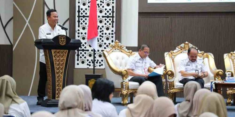 Sekdakot Banjarmasin Ihksan Budiman saat memberikan sambutan pada rapat penyusunan RKPD 2027. (foto : shn/seputaran)