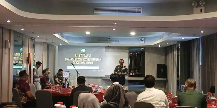 Dandim 1007/Banjarmasin Letkol CZI Slamet Riyadi saat silaturahim dengan insan pers. (foto : shn/seputaran))