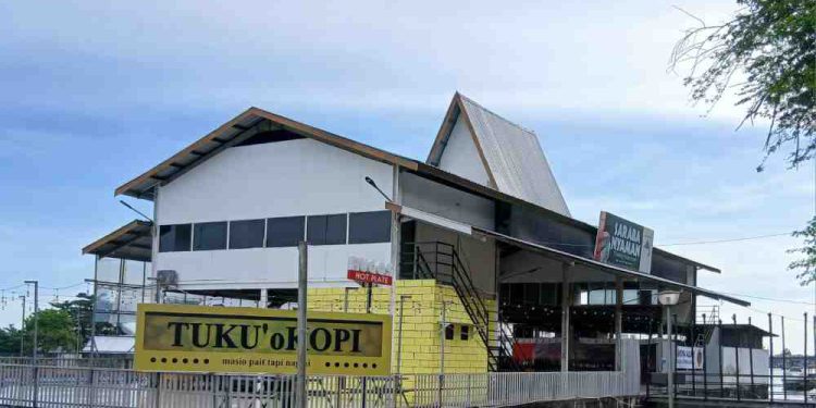 Tongkang di Siring depan balaikota Banjarmasin yang akan dipindahkan. (foto : shn/seputaran)