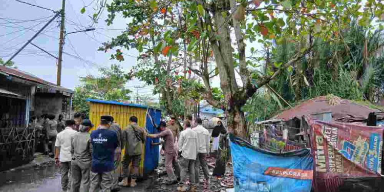 Penertiban bangunan yang dinilai menggangu sungai dan drainase. (foto : shn/seputaran)