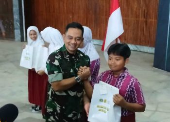 Bhakti Korem Untuk Anak Bangsa : 2.500 Pasang Sepatu Dibagikan kepada Siswa