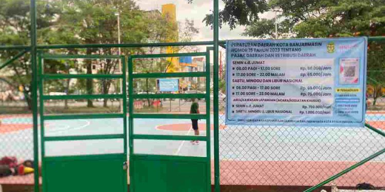 Spanduk tarif retribusi lapangan Basket Siring Patung Bakantan. (foto : shn/seputaran)