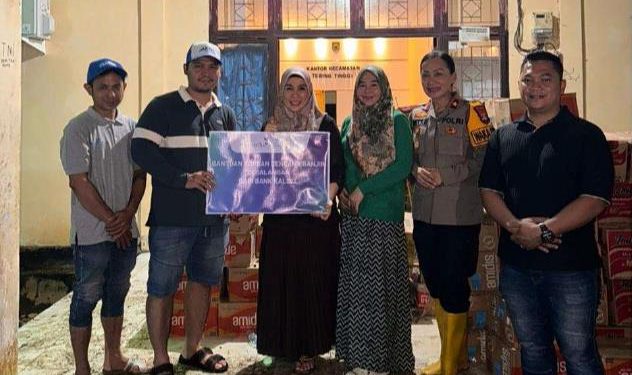 Penyaluran bantuan Bank Kalsel untuk warga terdampak banjir. (foto : Bank Kalsel)