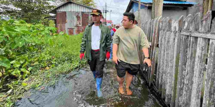 Walikota Banjarmasin HM Yamin saat meninjau lokasi atau kawasan yang terdampak banjir. (foto : shn/seputaran)