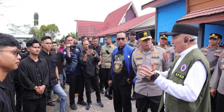 Gubernur Kalsel H Muhidin memberikan arahan sebelum menyalurkan bantuan. (foto : Adpim Kalsel)