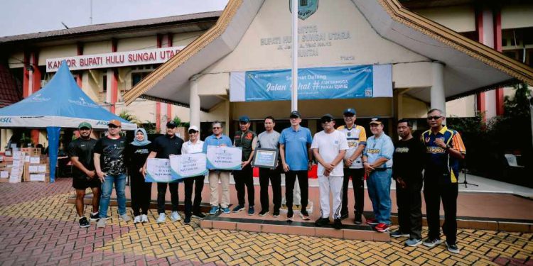 Foto bersama di sela penyerahan bantuan Bank Kalsel kepada Pemkab HSU untuk warga terdampak banjir. (foto : Bank Kalsel)
