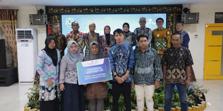Bank Kalsel menyerahkan bantuan CSR untuk penguatan UMKM di HSU, saat kegiatan ramah tamah. (foto : Bank Kalsel)