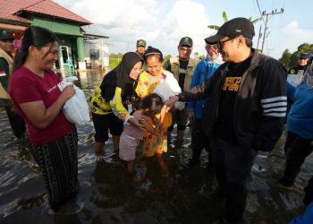 Salurkan Bantuan Banjir, Wagub Hasnuryadi Dengarkan Langsung Keluhan Warga
