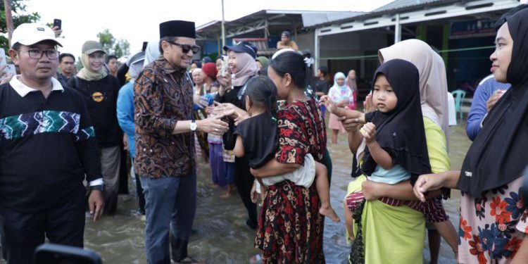 Wagub Kalsel saat menyalami warga di sela penyerahan bantuan paket sembako. (foto : Adpim Kalsel)
