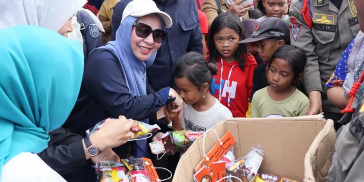 Istri Gubernur Kalsel Hj Fathul Jannah Muhidin saat menyerahkan bantuan banjir. (foto : Adpim Kalsel)