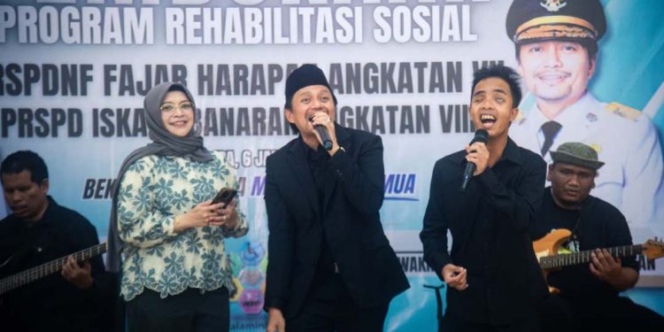 Wagub Kalsel H Hasnuryadi Sulaiman ikut bernyanyi usai membuka Program Rehabilitasi Sosial Angkatan VII Panti Rehabilitasi Sosial Penyandang Disabilitas Netra & Fisik Fajar Harapan serta Angkatan VIII Panti Rehabilitasi Sosial Penyandang Disabilitas Iskaya Banaran Tahun 2026 yang digelar di Aula Persada PRSPDNF Fajar Harapan. (foto : Adpim Kalsel)