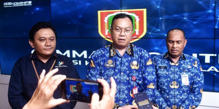 Kepala Biro Perekonomian Setdaprov Kalsel Eddy Elminsyah Jaya diwawancarai usai mengikuti Rakor. (foto : Adpim Kalsel)