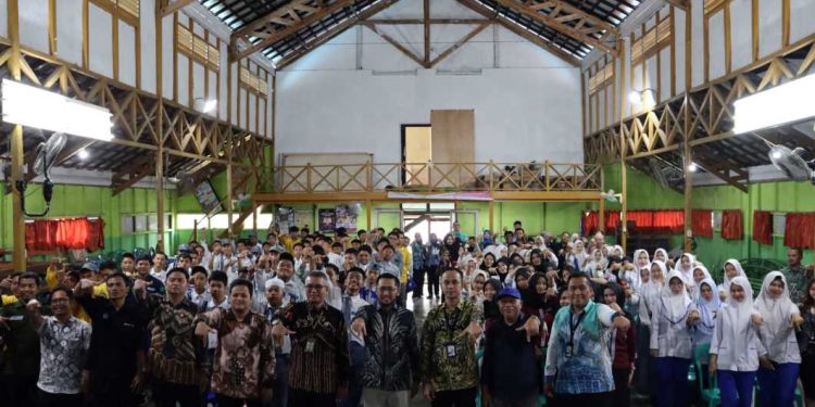 Foto bersama di sela edukasi bertajuk “SCAN, PAY, DONE.. Aman Gak Sih? Menghadapi Digitalisasi Pembayaran di Era Modern” di SMKN 2 Amuntai. (foto : Bank Kalsel)