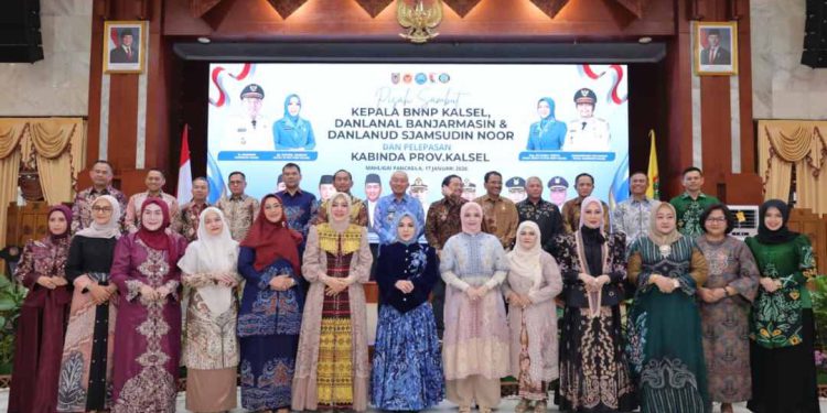 Gubernur Kalsel H Muhidin foto bersama di sela kegiatan. (foto : Adpim Kalsel)