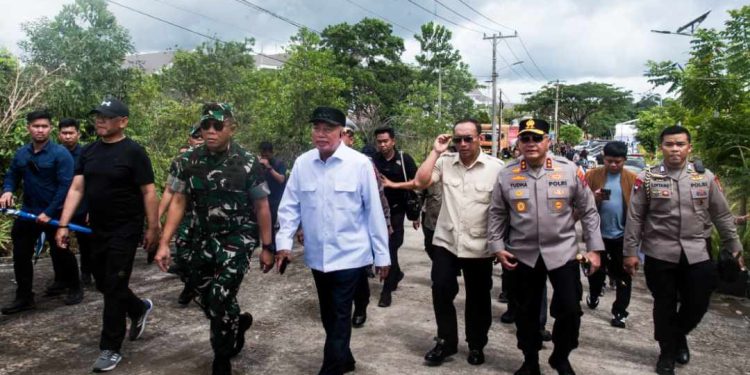 Gubernur Kalsel H Muhidin bersama Pangdam XXII/Tambun Bungai Mayjen TNI Zainul Arifin serta jajaran Forkopimda meninjau kesiapan SR di BBPPKS Regional IV Kalimantan, yang dijadikan lokasi kedatangan sekaliguas peresmian SR oleh Presiden Prabowo. (foto : Adpim Kalsel)