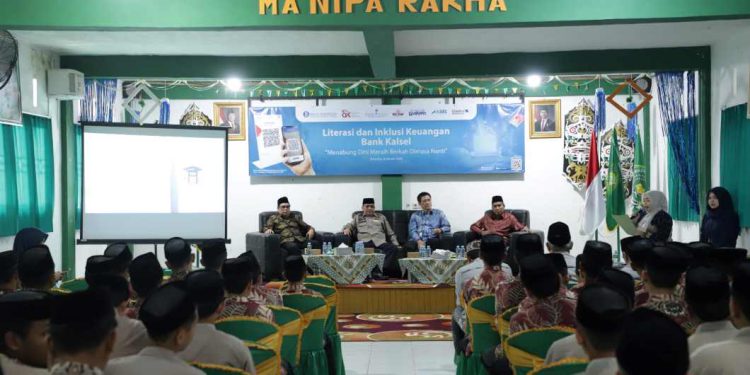 Kolaborasi Ketua DPRD Kalsel dengan Bank Kalsel melakukan inklusi dan literasi keuangan di Ponpes Rakha Amuntai. (foto : Bank Kalsel)