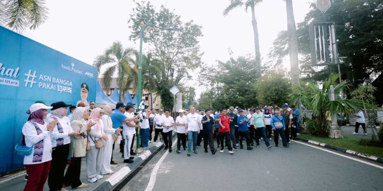 Bank Kalsel bersama Bupati HSU menggelar Jalan Sehat #ASNbanggapakaiQRIS. (foto : Bank Kalsel)