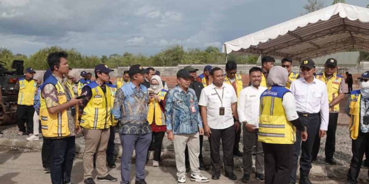 Sekdaprov Kalsel Muhammad Syarifuddin mendampingi Menteri PU RI Dody Hanggodo melakukan peninjauan ke kawasan yang akan dibangun Sekolah Rakyat. (foto : Adpim Kalsel)