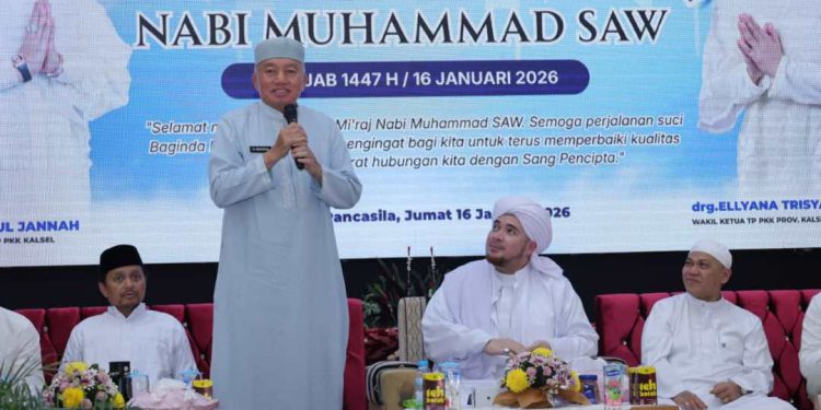 Gubernur Kalsel H Muhidin saat memberikan sambutan pada peringatan Isra Miraj di lingkungan Pemprov Kalsel. (foto : Adpim Kalsel)